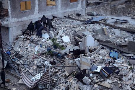 Terremoto in Turchia: quasi 12.000 vittime. Le altre notizie del giorno