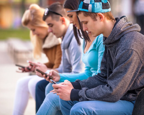 Ragazzi incollati allo smartphone Crescono rischi e ansia / Prova con riepilogo settimanale