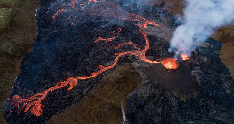 Il drone cattura le straordinarie immagini dell’eruzione del vulcano