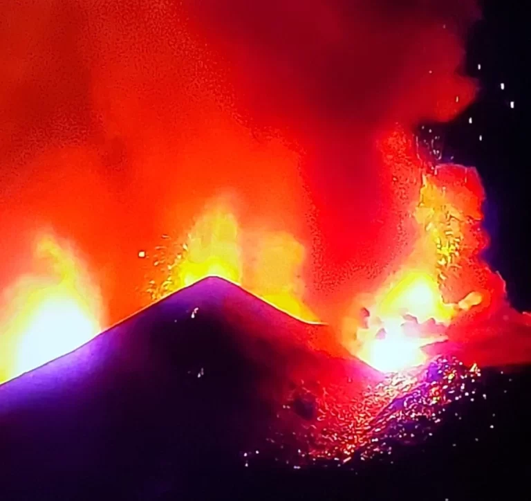 Maestosa eruzione dell’Etna, chiuso per ore l’aeroporto