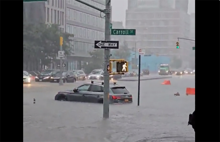 New York sott’acqua, dichiarato lo stato d’emergenza