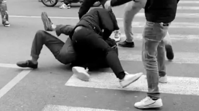 BLITZ NELLA SCUOLA / Gang armata di coltelli ferisce un professore