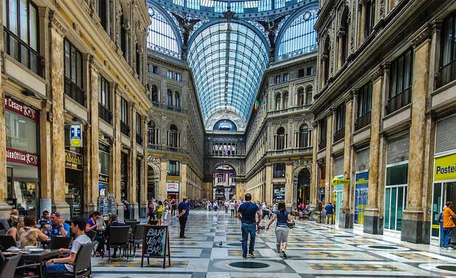 Ragazzo accerchiato da una gang e accoltellato dall’ex fidanzato di un’amica