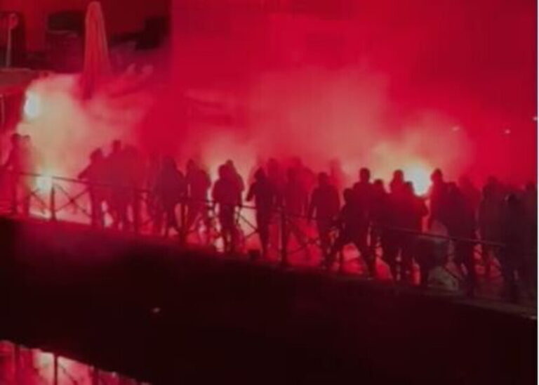 CHAMPIONS / Scontri tra ultrà del Milan e Psg: grave un tifoso parigino