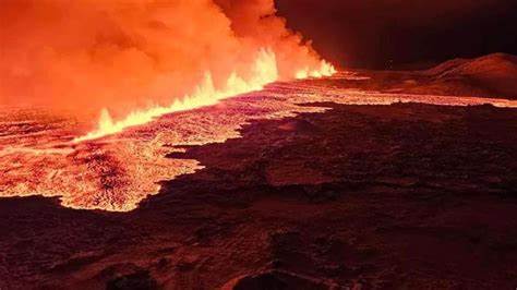 ISLANDA / La spettacolare eruzione del vulcano dopo il terremoto (video)