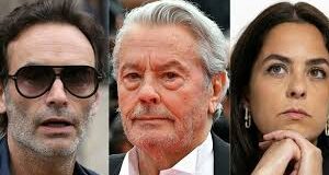 L’ex compagna di Alain Delon: “I tre figli vogliono far morire il padre”