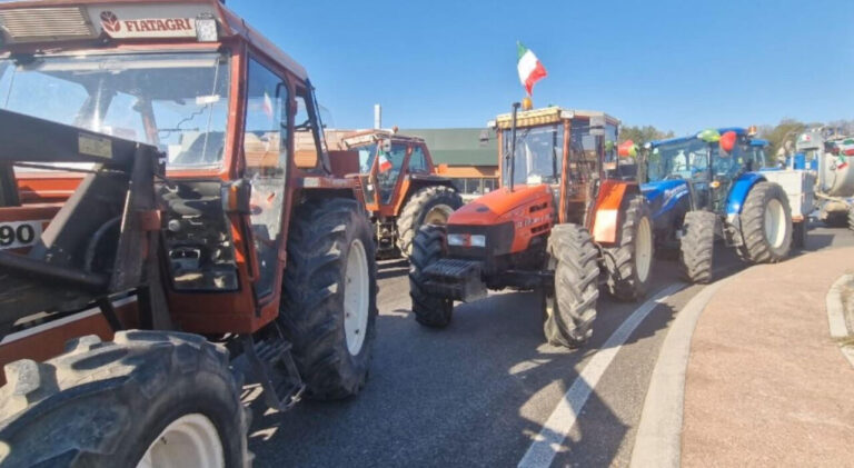 TRATTORI / Tensione al presidio sull’A1. In Francia la marcia su Parigi