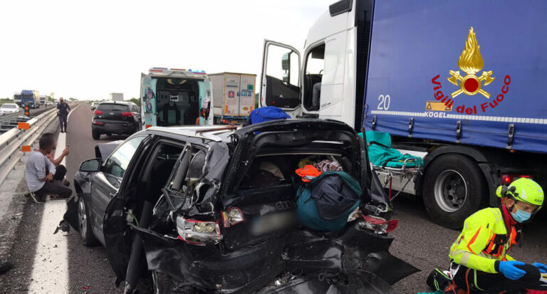 NEBBIA / Tre morti e più di 20 feriti (5 gravi) in tre incidenti: autostrade chiuse