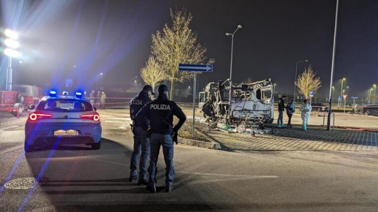 FERRARA / Camper a fuoco nel parcheggio: di Occhiobello le due vittime