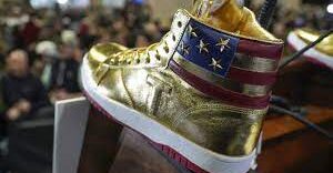 TRUMP / Fischi e applausi al lancio delle sue sneaker da 370 euro