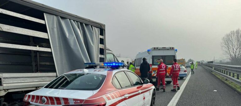 NEBBIA / Maxi tamponamenti sulla A1: chiuso il tratto tra Fiorenzuola e Parma