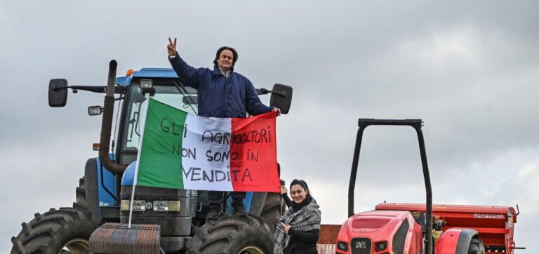 TRATTORI / Intimorito dalla protesta, il governo abbassa le tasse agli agricoltori