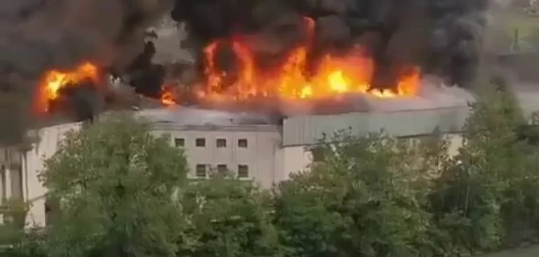 BOLZANO / Enorme incendio all’Alpitronic, chiuso lo spazio aereo