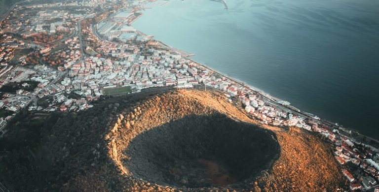 TERREMOTO / Forte scossa (4.0) ai Campi Flegrei, chiusa la metropolitana
