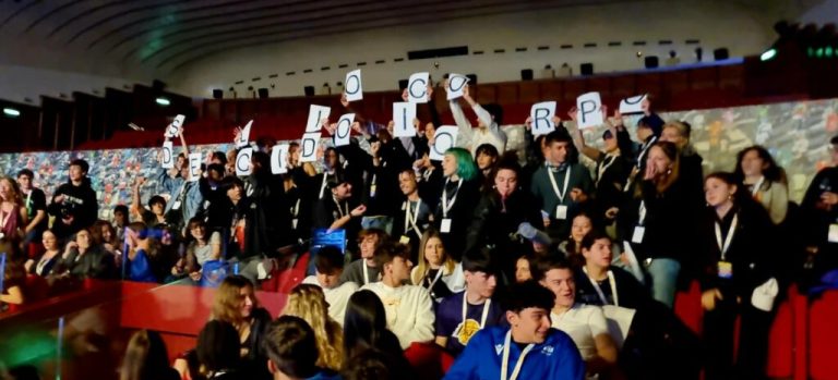 ABORTO / Studenti contestano la ministra Roccella che lascia la sala