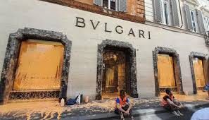 ROMA / Attivisti di Ultima Generazione imbrattano i negozi di Via Condotti