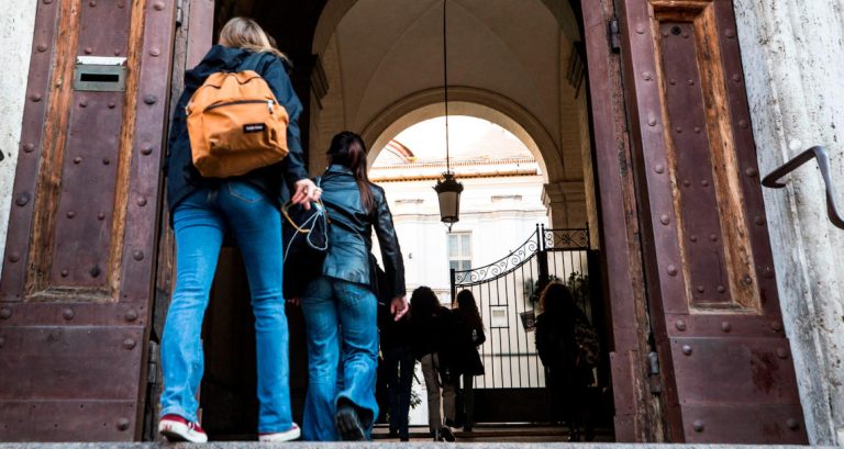 CHOC AL LICEO / Affissa in aula la lista-trofeo delle ragazze conquistate