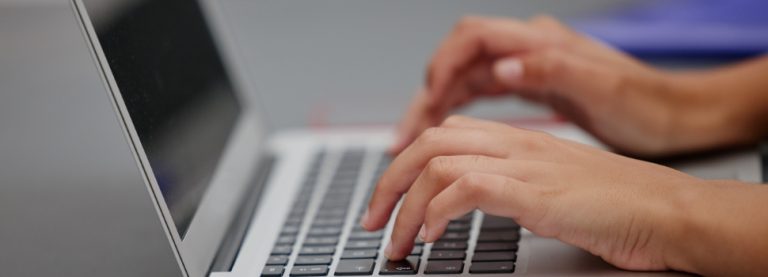 ABBAGLI / L’IA fa licenziare i giornalisti, ma scrive articoli scialbi e “disumani”