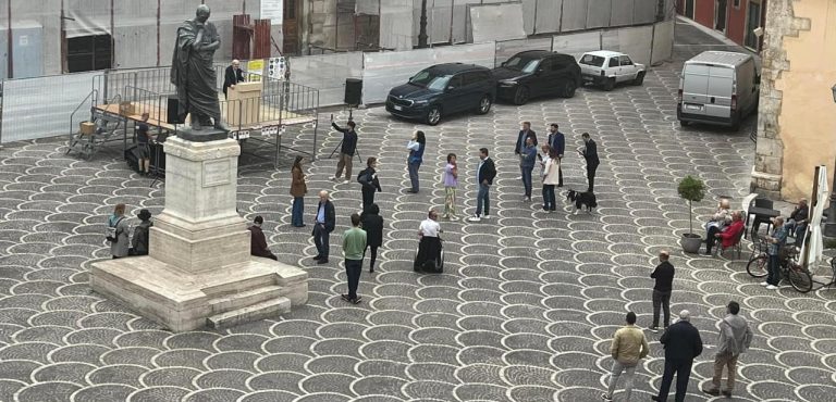EUROPEE / Le “capre” disertano il comizio ( con processione) di Sgarbi