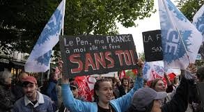 FRANCIA / Alta affluenza, a Parigi si temono scontri. La Russia tifa Le Pen