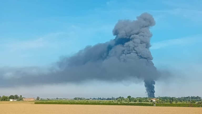 FISCAGLIA / Incendio ed esplosione in una fabbrica di plastica: 5 feriti, 2 gravi