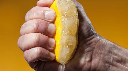 ENERGIA / Italiani spremuti come limoni. L’Autorità: “Basta extraprofitti”
