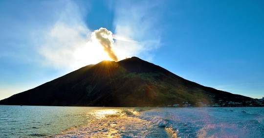 STROMBOLI / L’eruzione del vulcano nelle immagini dei vigili del fuoco