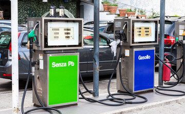Benzina verde a 2,4 euro, aumenta anche il gasolio / Rc Auto: +6,19%