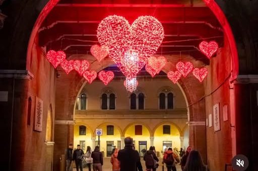 SAN VALENTINO / Ferrara accende i cuoricini e la panchina romantica