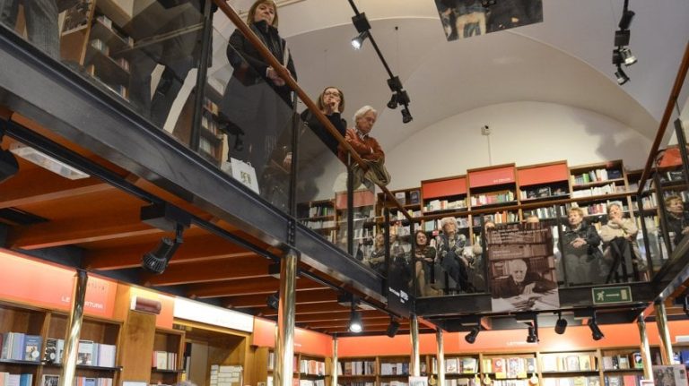 BOLOGNA / Studenti in libreria a discutere del “Nome della Rosa”