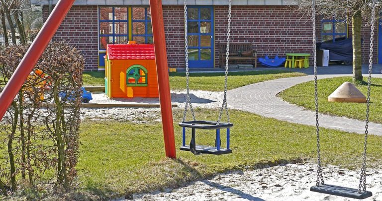 SCANDIANO / Assunto in un asilo e subito licenziato: “Era un pedofilo”