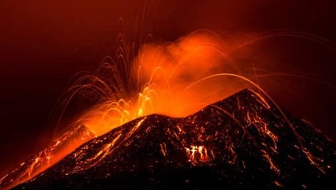 L’ETNA TORNA A FARSI SENTIRE / Esplosioni di lava alte 300 metri