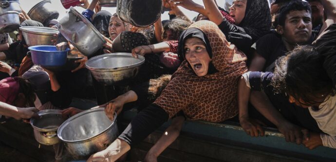 AVVOCATI inglesi pro-Israele: “La fame a Gaza aiuta a combattere l’obesità”