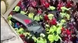 SCHOCK A LIVERPOOL / Auto travolge la folla di tifosi dei Reds – Video