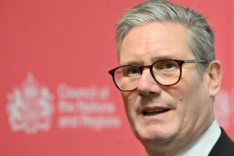 IMMIGRATI / Svolta a Destra di Starmer: “No all’Inghilterra isola di stranieri” / Bufera tra i laburisti