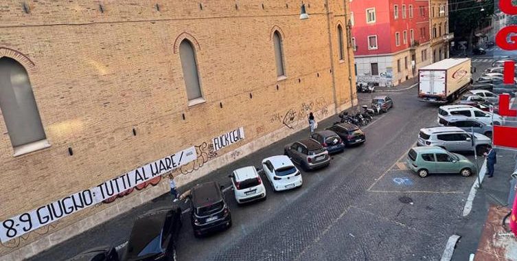REFERENDUM / Striscione davanti alla Cgil: “8 e 9 Giugno tutti al mare”