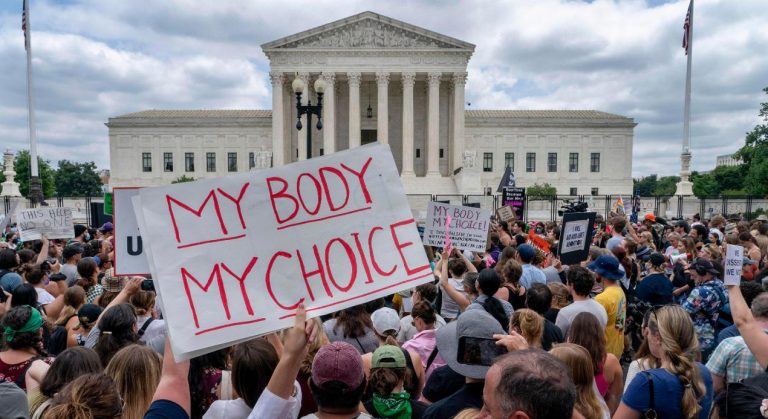 STATI UNITI / La Corte Suprema nega il diritto all’aborto, proteste / Trump: “E’ stato Dio a prendere questa decisione”