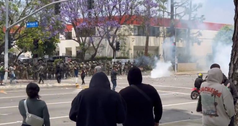 RAID CONTRO I MIGRANTI / Esplode la guerriglia nelle città americane / La California denuncia Trump – video