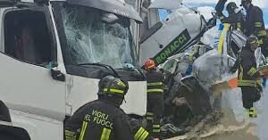 TRAGEDIA SULL’AUTOSOLE / Tir investe un’ambulanza: 3 morti, 15 feriti