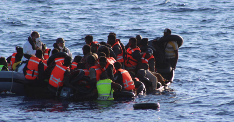 STRAGE IN MARE A LAMPEDUSA / Annegano venti migranti, sessanta tratti in salvo. Erano partiti dalla Libia