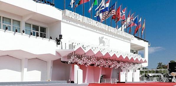 VENEZIA 82 / Registi e attori: “Niente Mostra del cinema a chi sostiene Israele”. E l’attrice Gal Gadot rinuncia