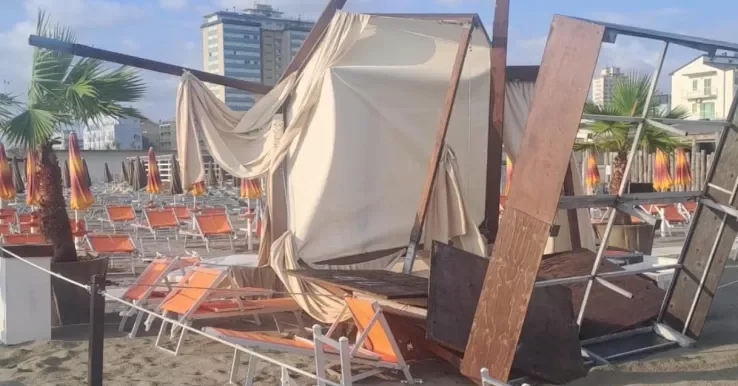 ONDATA DI MALTEMPO sulla Riviera Adriatica: anche il Papeete Beach tra le strutture turistiche danneggiate – Vd