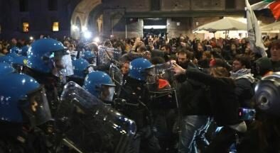 BOLOGNA / Corteo dei Pro-Pal: scontri, idranti e barricate nel centro storico
