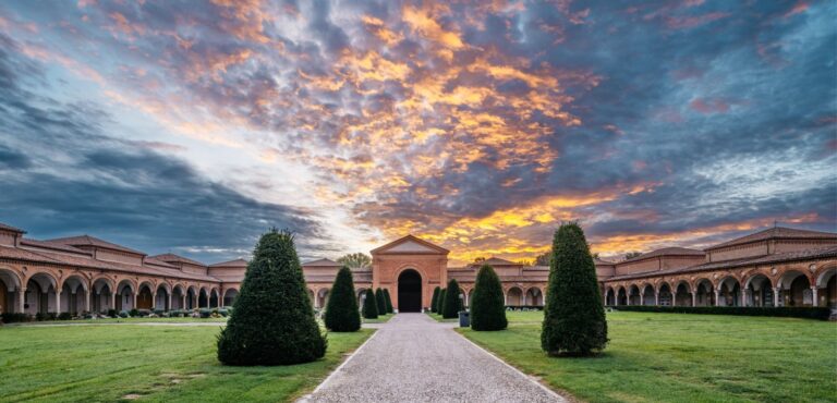 FERRARA / L’ultima pensata del Comune: un parcheggio a pagamento davanti al Cimitero monumentale