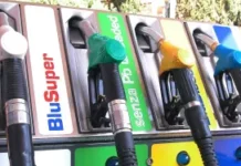 BENZINA / In autostrada il prezzo sfonda i 2,30 euro al litro. Da gennaio accise più alte: aumenterà il gasolio