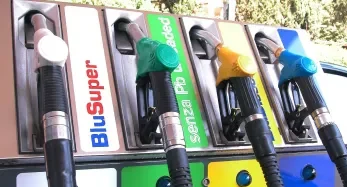 BENZINA / In autostrada il prezzo sfonda i 2,30 euro al litro. Da gennaio accise più alte: aumenterà il gasolio
