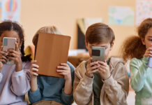 GIORNATA DEL BAMBINO / Le regole dei pediatri: mai il cellulare prima di 13 anni, niente social, ma vita all’aperto