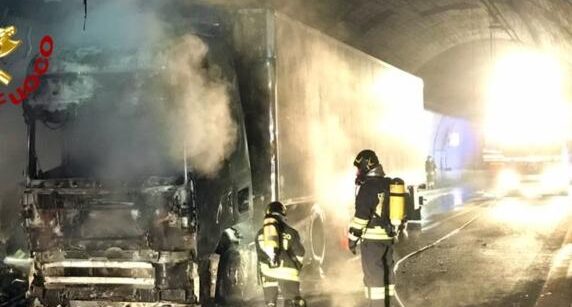 FIRENZE / Autosole bloccata per un incendio in galleria: 16 km di coda