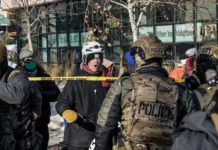 NUOVO OMICIDIO A MINNEAPOLIS / 37enne assassinato dall’Ice: difendeva due donne. Trump: “Era armato”