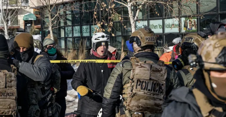 NUOVO OMICIDIO A MINNEAPOLIS / 37enne assassinato dall’Ice. Trump (“era armato”) smentito dai testimoni